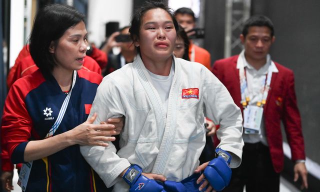 Vô địch thế giới nhưng thua chủ nhà SEA Games, nữ võ sĩ Việt Nam “khóc cạn nước mắt”