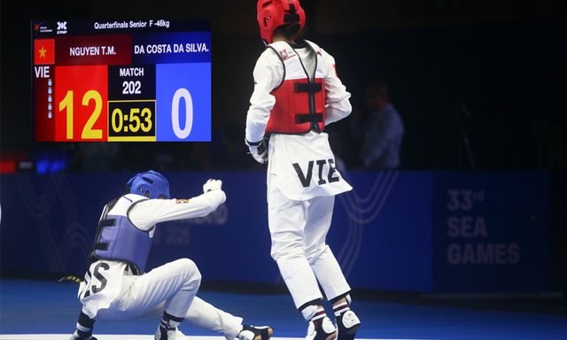 Võ sĩ Việt Nam liên tiếp đánh ngã đối thủ, thắng 12-0 đầy ấn tượng để tranh vàng SEA Games