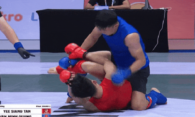 Võ sĩ Việt Nam trút mưa đòn xuống địch thủ Malaysia, giành HCV lịch sử tại SEA Games