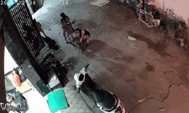 Người phụ nữ dẫn con 9 tuổi đi lột bông tai vàng của bé 5 tuổi: Quyết định sau đó