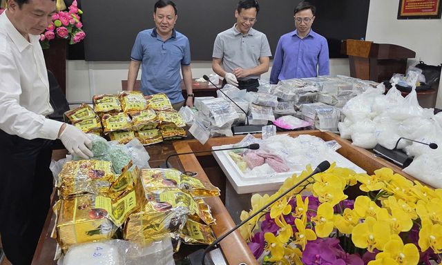 Gần 200 cảnh sát đồng loạt khám xét, bắt 37 đối tượng trong chuyên án đặc biệt lớn