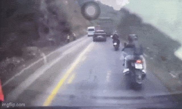 Clip vụ sạt lở đất đá trên quốc lộ 6 qua Phú Thọ, 3 người bị vùi lấp