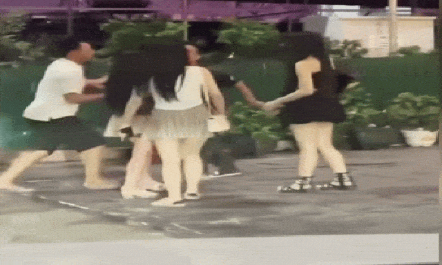 Khoác vai, ôm eo bị từ chối, nhóm đàn ông đánh 3 phụ nữ trước quán karaoke: Cái giá phải trả