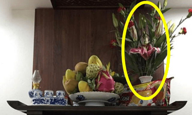 Ban thờ chỉ có 1 lọ hoa nên đặt bên phải hay bên trái? Rất nhiều người trả lời sai