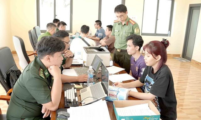 Hàng chục người bỏ chạy từ nhà ăn của công ty, kết thúc chuỗi ngày sống trong 