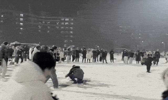 Cảnh tượng về đêm ở một trường đại học Bắc Kinh, nhiều người tò mò nhận xét: 