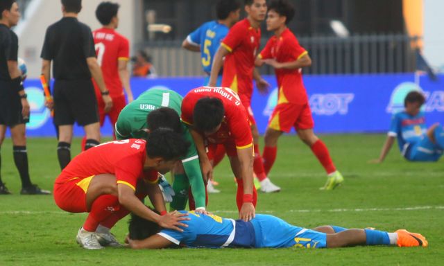 Cầu thủ Philippines khóc nức nở gần 15 phút, ngậm ngùi nhìn U22 Việt Nam vào chung kết