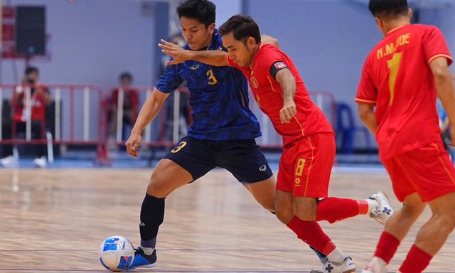 Sau trận thua sốc, tuyển Việt Nam chịu thêm áp lực từ chiến thắng đậm của Thái Lan