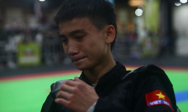 Thua đau Indonesia với kịch bản cay đắng, võ sĩ Việt Nam òa khóc khi lỡ HCV SEA Games