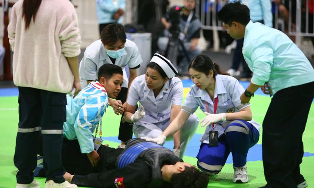 Đối thủ Malaysia đánh vào chỗ hiểm, võ sĩ Việt Nam ngất lịm, nhập viện gấp, bị xử thua cay đắng