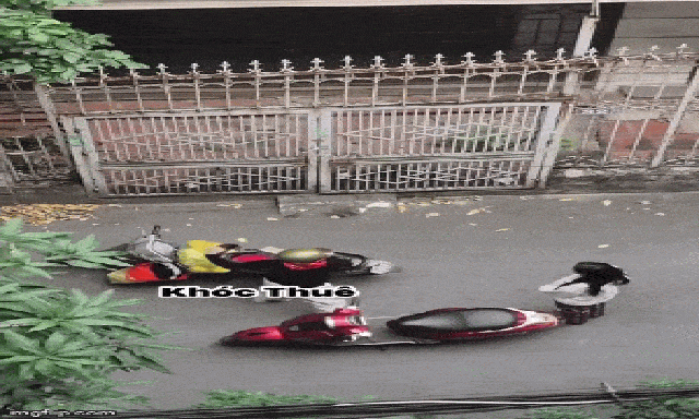 Nhặt được đồ rơi, người phụ nữ không trả, bắt nữ sinh trường Báo quỳ xin lỗi: Công an vào cuộc