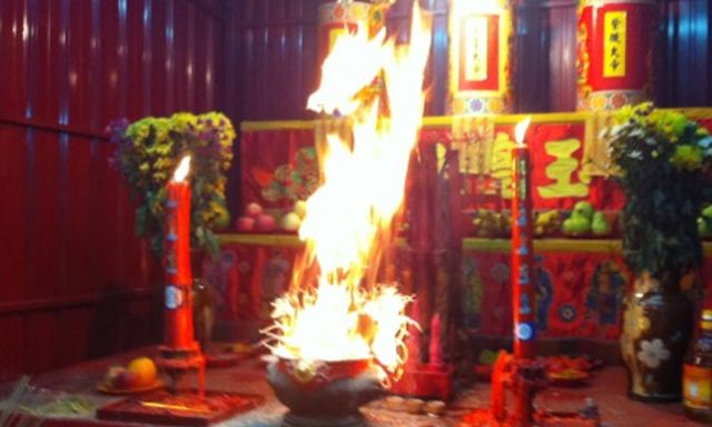 Lý giải nguyên nhân hiện tượng: Bát hương, chân hương bất ngờ cháy, xử lý như thế nào?