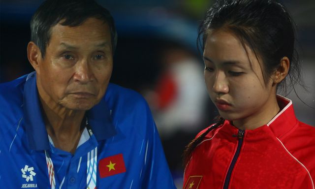 HLV Mai Đức Chung rưng rưng, tuyển Việt Nam uất nghẹn lên nhận HCB SEA Games