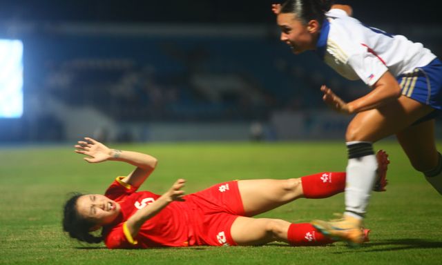 Xót xa hình ảnh hot girl tuyển Việt Nam bị Philippines phạm lỗi, kêu la đau đớn nhưng trọng tài 