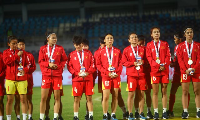 CĐV Việt Nam hát vang Quốc ca lúc trao HCB cho thầy trò HLV Mai Đức Chung