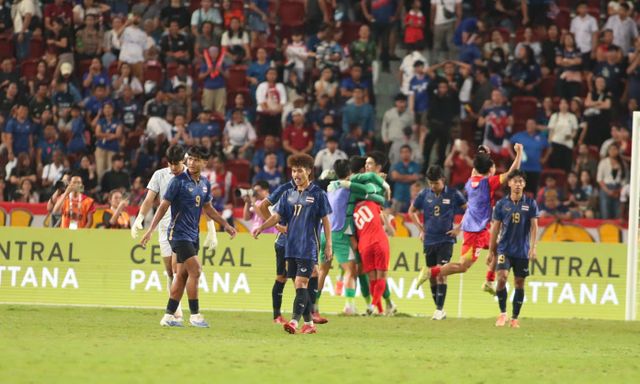 Cầu thủ Thái Lan đổ gục trên sân, bàng hoàng không tin vào mắt mình sau trận thua sốc trước U22 Việt Nam