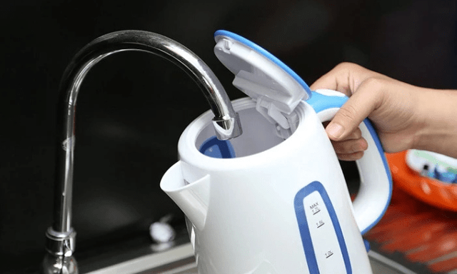 Đun nước bằng bình siêu tốc nên lấy nước hay cắm bình trước? Trình tự đơn giản nhưng nhiều người vẫn sai