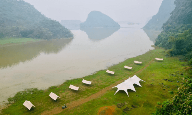 Phát hiện hồ nước bên thảo nguyên vắng vẻ, hoang sơ, du khách nhận xét: 