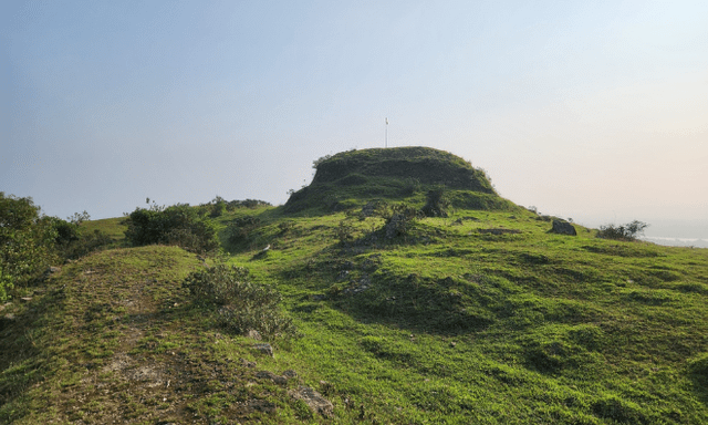 Ngọn núi ở Nghệ An cao chỉ hơn 100m, du khách nhận xét cảnh như nước ngoài, trên đỉnh có di tích đặc biệt