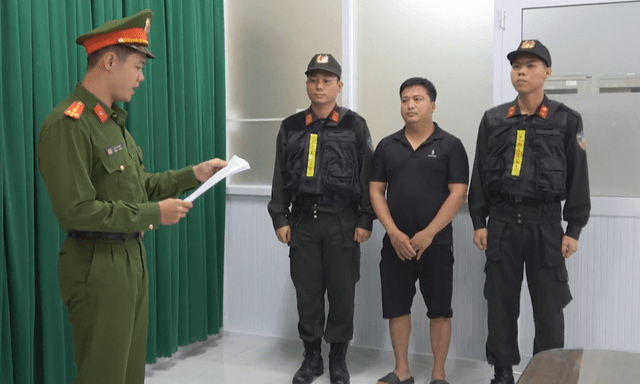 Bắt đối tượng Lê Quang Quyết 33 tuổi, chuyên dùng chất bí mật để 'phù phép' thịt lợn thành thịt bò, phân phối cho hàng chục quán ăn