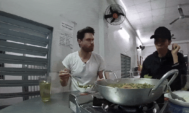 Khách Tây tò mò thử đặc sản nức tiếng miền Tây, nhận xét: 