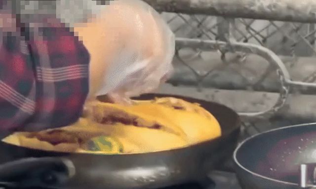 Vụ clip nghi nhân viên bỏ đồ ăn trong miệng vào bánh mỳ của khách Tây ở Ninh Bình: Phía quán giải thích