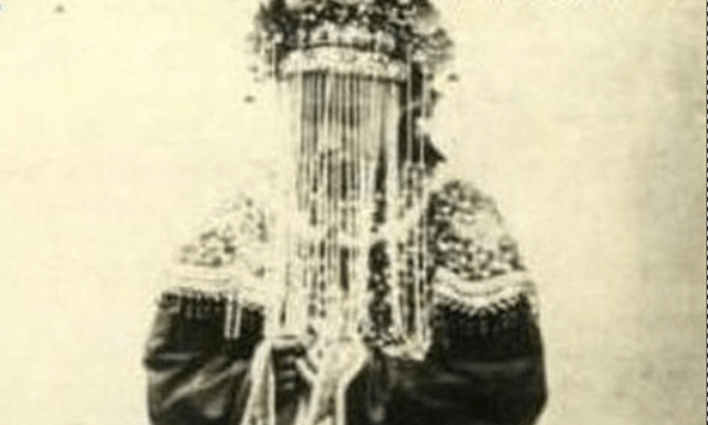 Năm 1904, chú rể 29 tuổi vén khăn voan tân nương rồi chết lặng: Gương mặt cô dâu phủ kín thứ này