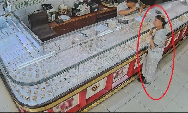 Mở két lấy 2 cây vàng đem bán thì phát hiện bị mất: Chuyện 1 năm trước khiến vợ 