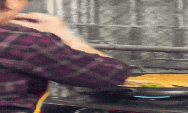 Khách Tây kể lại phản ứng lúc nhân viên bỏ đồ ăn trong miệng vào bánh mì ở Ninh Bình