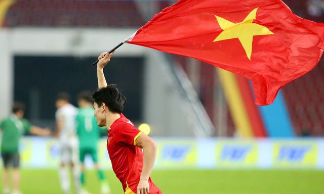 Cựu tuyển thủ Thái Lan: “Hãy nhìn bóng đá Việt Nam mà học tập”