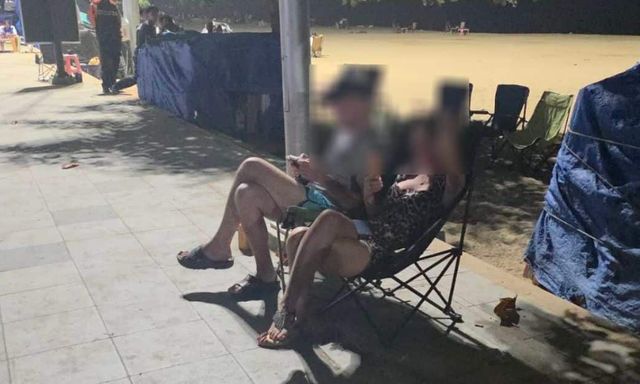 Cặp đôi có hành động phản cảm trên ghế ở bãi biển khiến du khách 