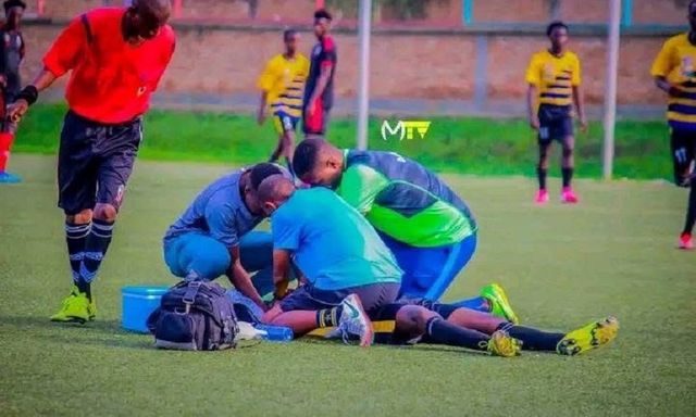 Sốc: Cầu thủ tử vong trên sân sau hành động “làm bùa chú để cầu may”