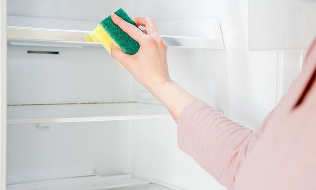 Tủ lạnh sạch sẽ, thơm tho chưa từng thấy khi được vệ sinh bằng thứ này - không phải giấm