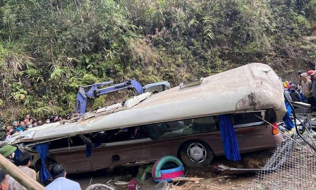 Vụ lật xe chở đoàn giáo viên đi từ thiện khiến 9 người tử vong: Hầu hết nạn nhân sống tại Hà Nội