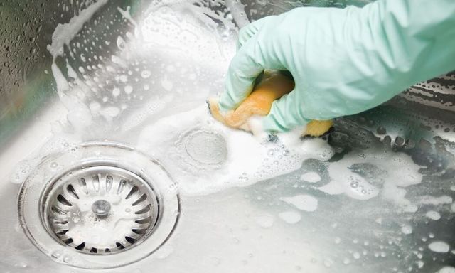 5 thứ tuyệt đối không được đổ xuống bồn rửa bát