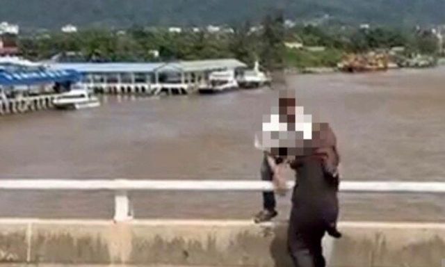 Đang lái ô tô thì cãi nhau với vợ, người đàn ông dừng xe rồi nhảy cầu trước sự hoang mang của bạn đời