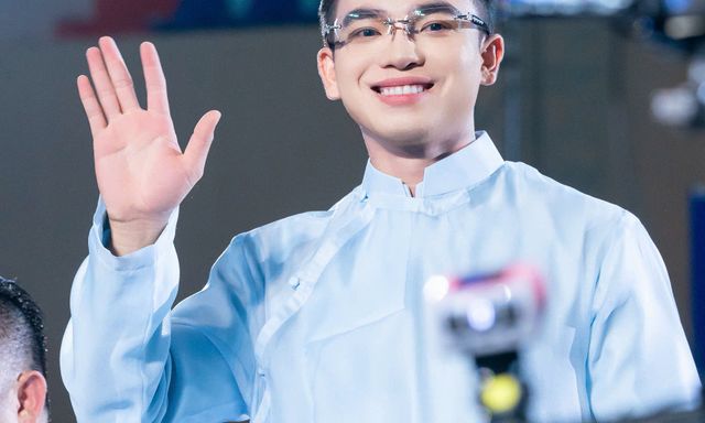 Nhà văn Nguyễn Hải Triều nói về cám dỗ showbiz, nhắn nhủ tân Hoa hậu Sinh viên Hòa bình Việt Nam