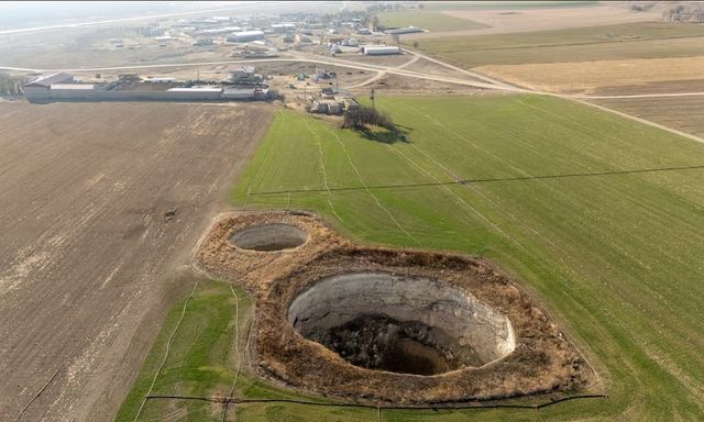 Hàng trăm 'hố tử thần' mọc lên giữa đồng, nông dân hốt hoảng: Giáo sư hé lộ nguyên nhân từ những năm 2000