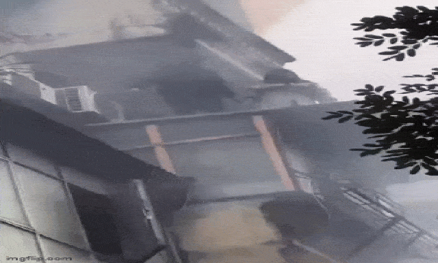 Khoảnh khắc người phụ nữ nhảy từ tầng cao thoát thân trong vụ cháy ở Hàng Mã sáng nay