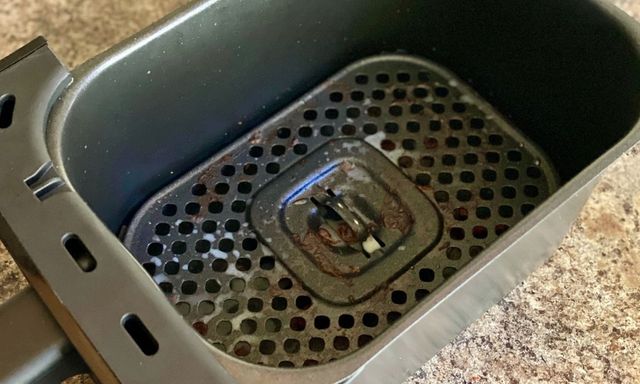 Nồi chiên không dầu sạch bất ngờ khi được vệ sinh bằng thứ này - không phải chanh