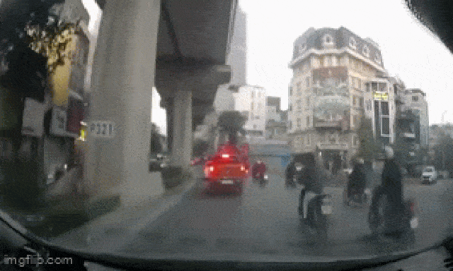 Người đàn ông gặp tai nạn, tử vong trên phố Hà Nội: Camera hé lộ nguyên nhân 