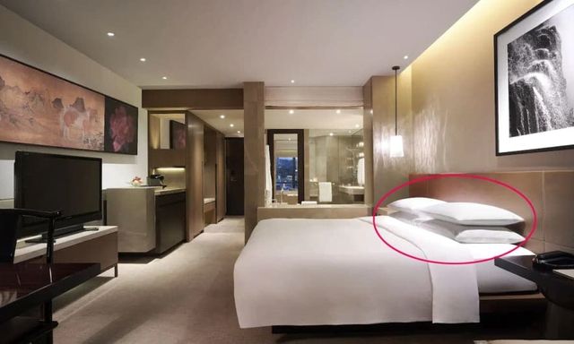 Vì sao giường ở khách sạn thường có 4 chiếc gối? Mục đích đặc biệt nhiều người đã bỏ qua