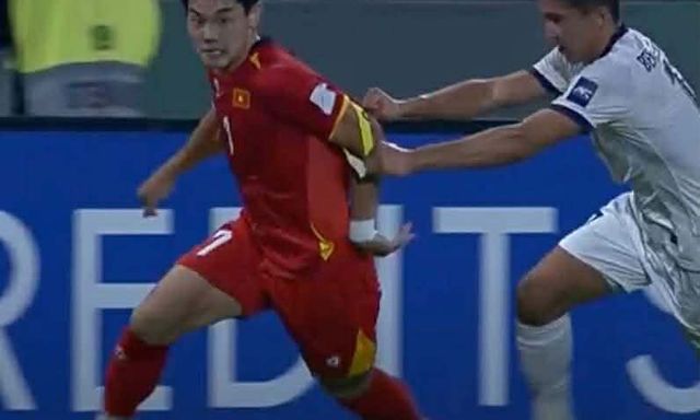 Đỉnh như Đình Bắc: Đi bóng nhanh xé gió, hậu vệ đối phương bất lực, kéo rách cả băng đội trưởng