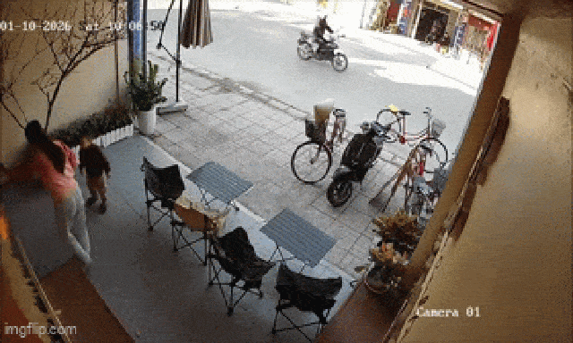 Quán cafe vắng khách, nhân viên 