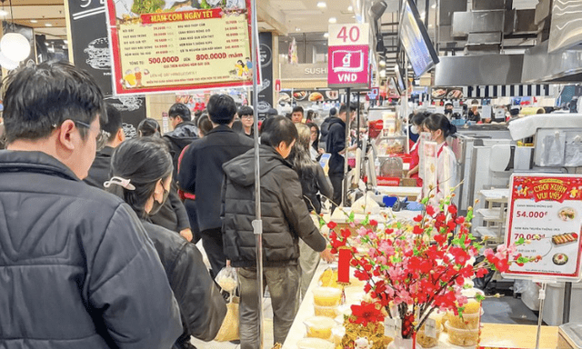 Quầy hàng trong siêu thị Aeon Mall được nhiều người quan tâm