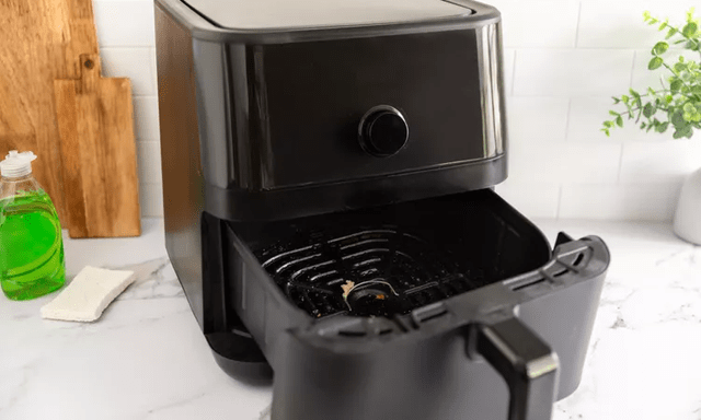 Bất cứ ai dùng nồi chiên không dầu nên biết: Đây là cách vệ sinh nồi dễ nhất!