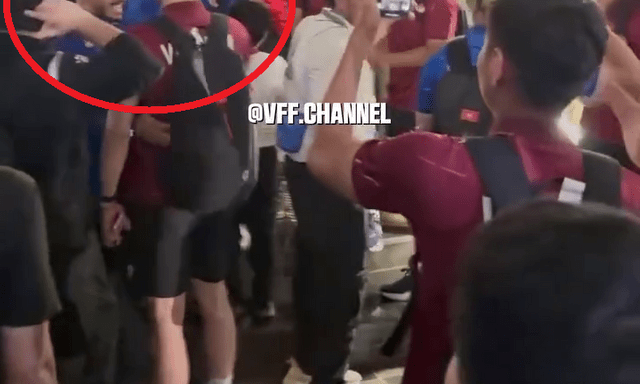 Vào tứ kết nhờ Saudi Arabia thua trận, cầu thủ Jordan phấn khích ôm chầm lấy ngôi sao U23 Việt Nam