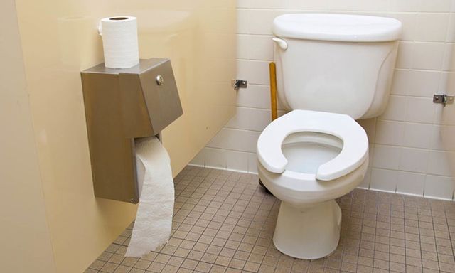 Lý do vì sao có 2 kiểu để giấy khác nhau trong các nhà vệ sinh công cộng: Sâu xa hơn nhiều người nghĩ