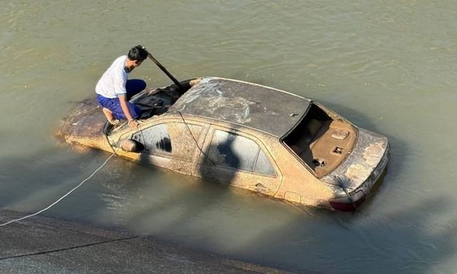 Phát hiện 1 chiếc ô tô dưới kênh cùng bộ hài cốt bên trong, nghi của người đàn ông mất tích từ năm 2023