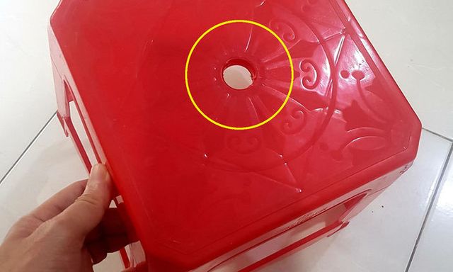 Vì sao trên mặt ghế nhựa lại thường có một lỗ tròn? Không đơn giản như nhiều người nghĩ